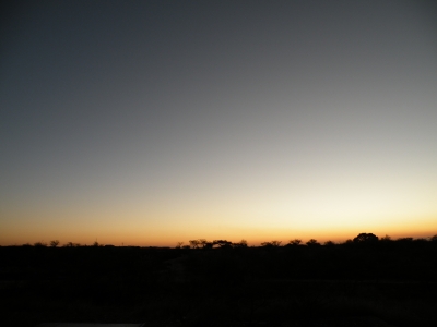 国内避難民の居住地での夕暮れ