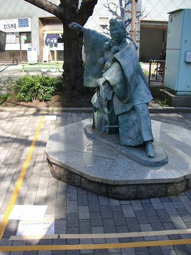 お花見エリアは早くも争奪戦だっ(テープ跡たくさん)