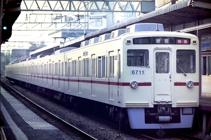 京王 8000系 行先点灯 併走に 6000系 7000系 都営 10-300形