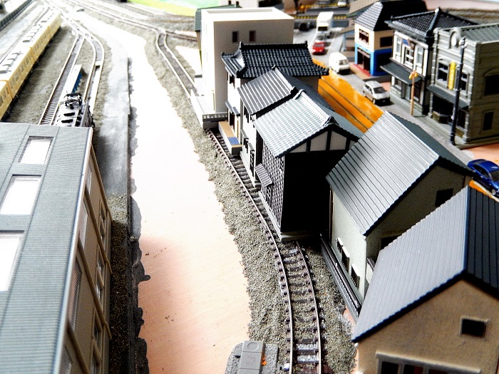自作鉄道ジオラマ 掘割の中の街並み