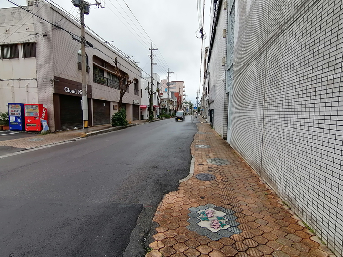 押し寄せるアスファルト3.jpg