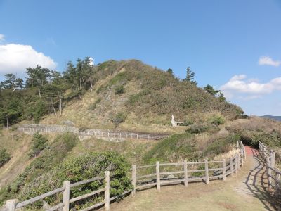 豆酘崎灯台を見上げる