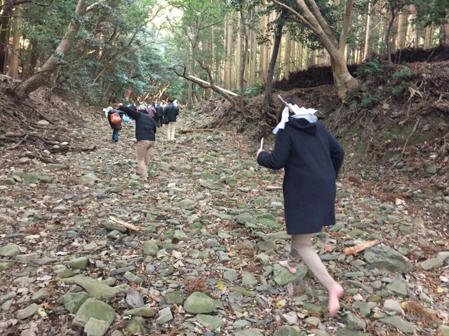 裸足で川底を歩く