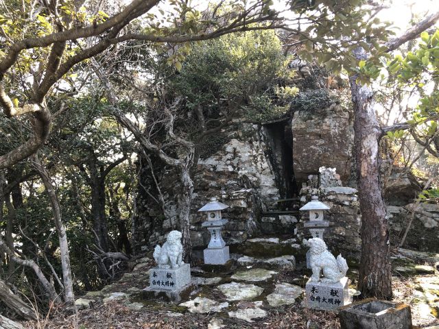 白崎大明神の磐座