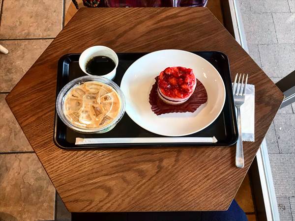 スタバ（足柄SA）のテーブルが六角形になっていました！ | おいしい