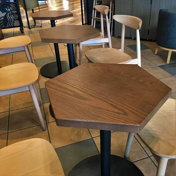 スタバ（足柄SA）のテーブルが六角形になっていました！ | おいしい