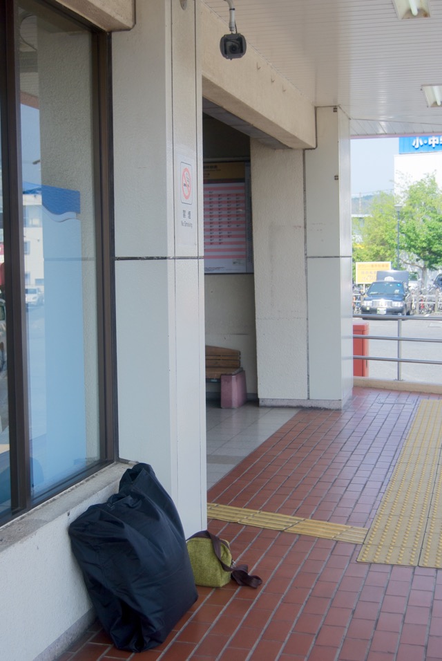 興津駅前に置かれた折り畳んだ状態のブロンプトン