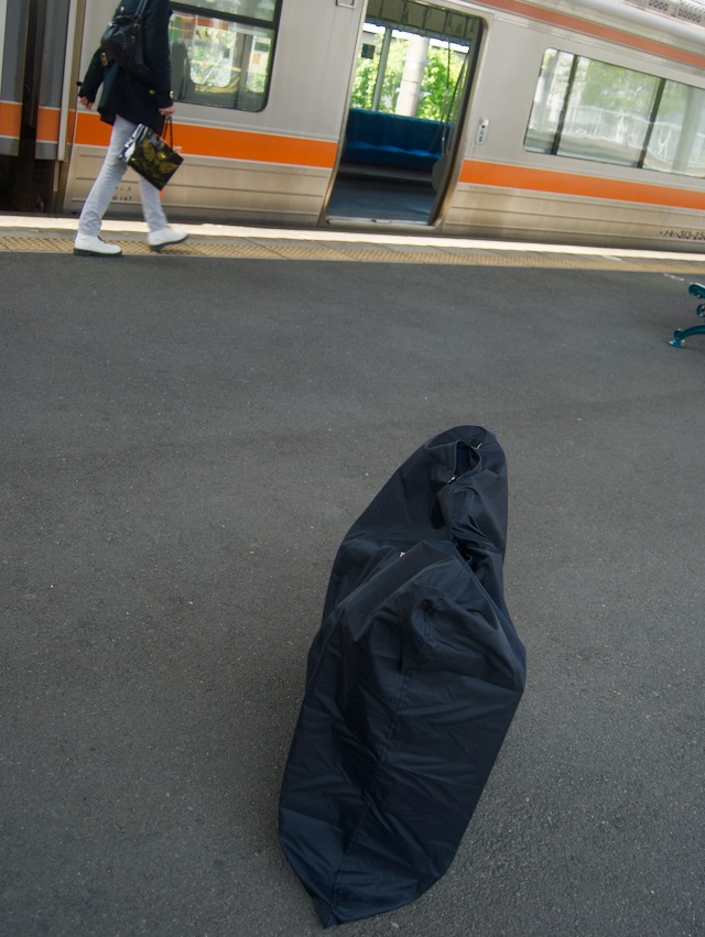 興津駅のホームに置かれた折り畳んだ状態のブロンプトン