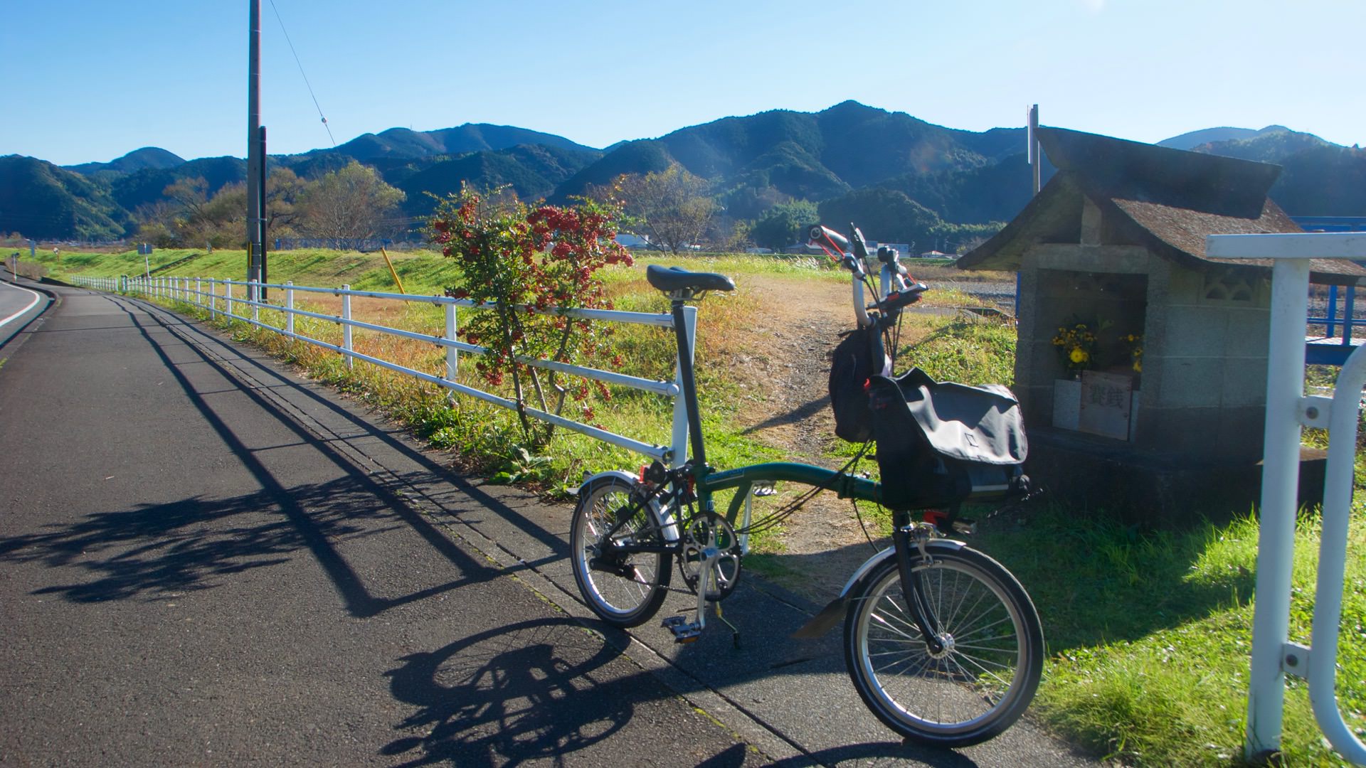 藁科川沿いをBromptonで走る