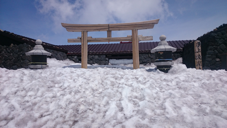 郵便局は雪の中