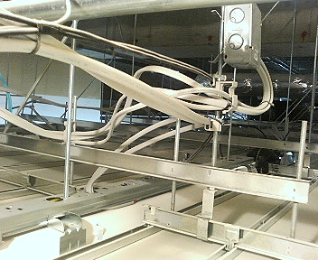 この物件は、現在建設中の大学の別館です。 三階建ての建物の一階の天井裏の状態です。
