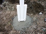4)セメントが固まるまで、「捨てパイプ」にパイルをはめたままにします