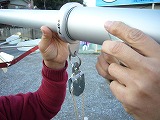 7)掲揚用ロープを矢車側の滑車に通します