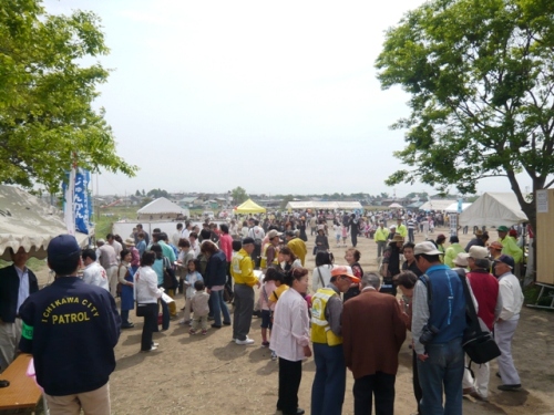 たくさんの人出のフェスティバルイベント会場