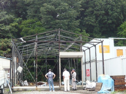 骨組みだけの倉庫
