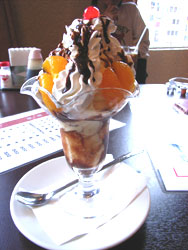 関係ないけど、新宿でパッフェを食べたよ。