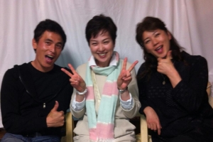 (右)刀根麻理子さん、(左)高橋光宏さん、(中央)私、太田万砂子