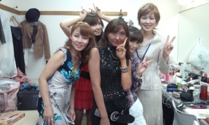 初日の女子楽屋内集合写真