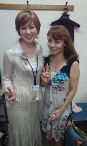 サラ役の鮎川麻弥さんと私(太田万砂子)