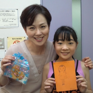 エリ(患者)役の藤原梨名ちゃんと私(太田万砂子)