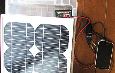 窓際において発電&蓄電&スマホ充電