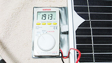 10Wのソーラーパネル、蛍光灯での発電状況