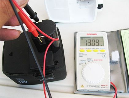 電動ドライバーのバッテリーの電圧を測ってみる