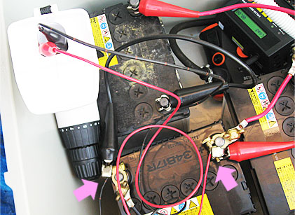 自作ソーラーで蓄電したバッテリーに接続