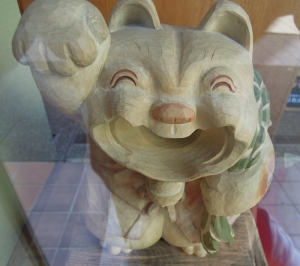 池田大仏堂の木彫りの招き猫