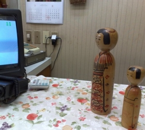 テレビをみるこけし