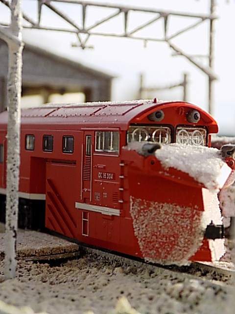 いざ出陣！KATO Nゲージ DD16 304 ラッセル式除雪車とDD13 鉄道模型 ディーゼル機関車が機関庫で準備 | 湘南急行鉄道物語