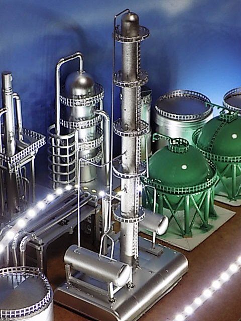 原価は500円ぐらいの鉄道と石油コンビナートの鉄道構内施設と夜景の