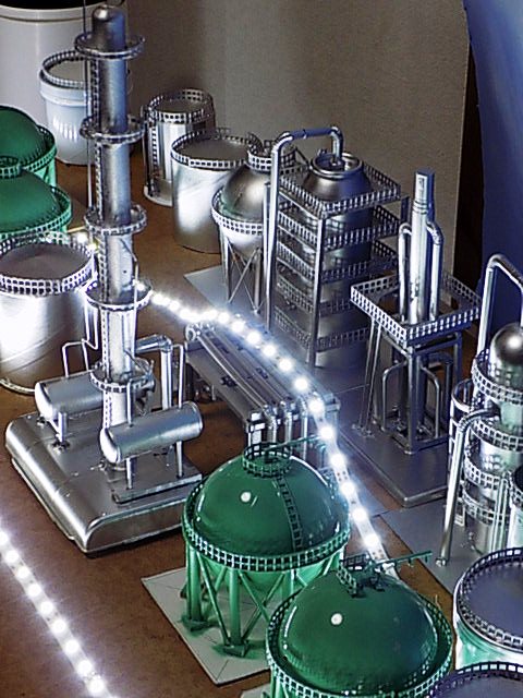 原価は500円ぐらいの鉄道と石油コンビナートの鉄道構内施設と夜景の