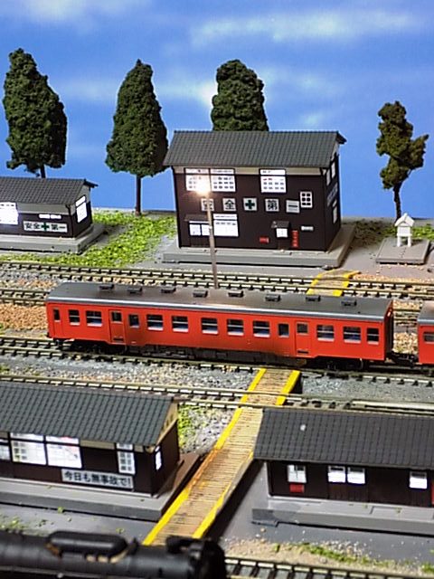 国鉄 キハ25形ディーゼルカー（首都圏色）が70年代機関区に