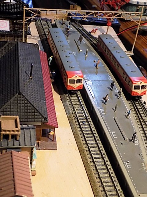 ローカル駅舎小さなジオラマにキハユニ152 | 湘南急行鉄道物語