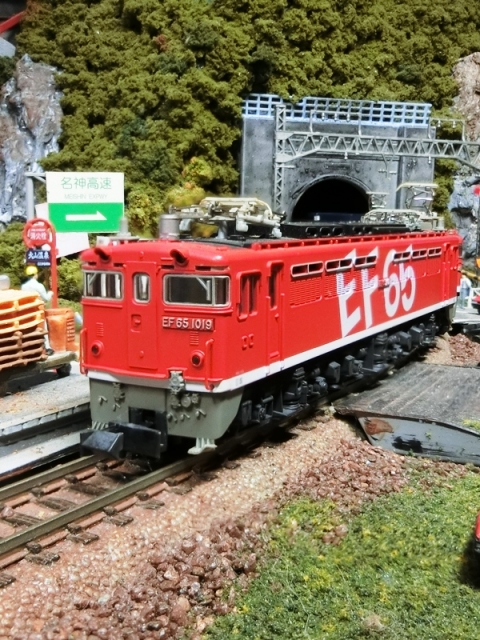 EF65 1019 レインボー塗装とEF8195 レインボー塗装機重連が保線