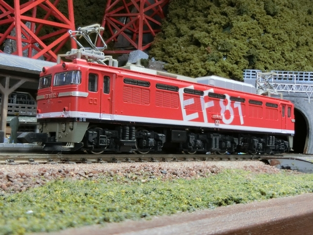 EF65 1019 レインボー塗装とEF8195 レインボー塗装機重連が保線