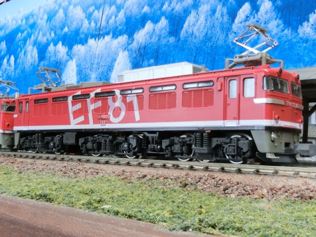 EF65 1019 レインボー塗装とEF8195 レインボー塗装機重連が保線