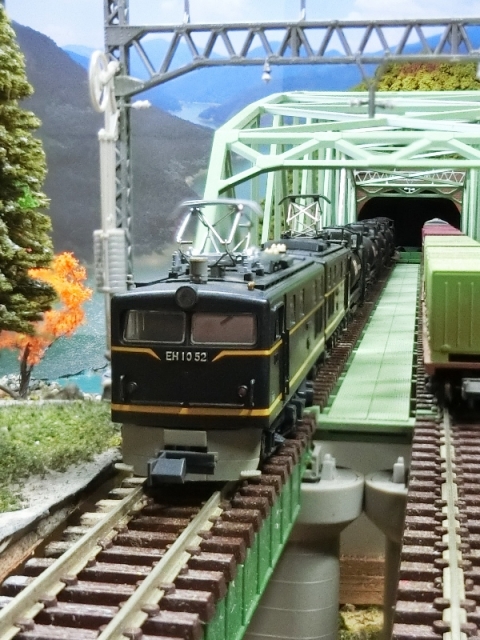 KATOマンモス電気機関車EH10とコキ5500 6000形コンテナ積載とTOMIX複線