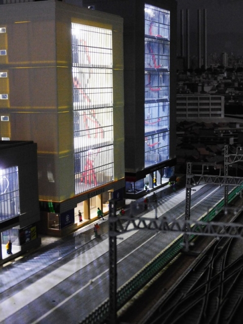 ジオラマ昭和の街並みちょっとだけTOMIXのビル群で都会になってきまし