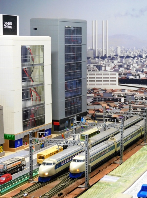 ジオラマ昭和の街並みに東海道新幹線が開業し0系新幹線が登場しました