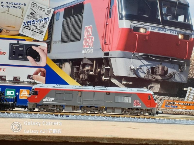 TOMIX DF200 100形Nゲージ鉄道模型ファーストセットのレイアウトでDE10