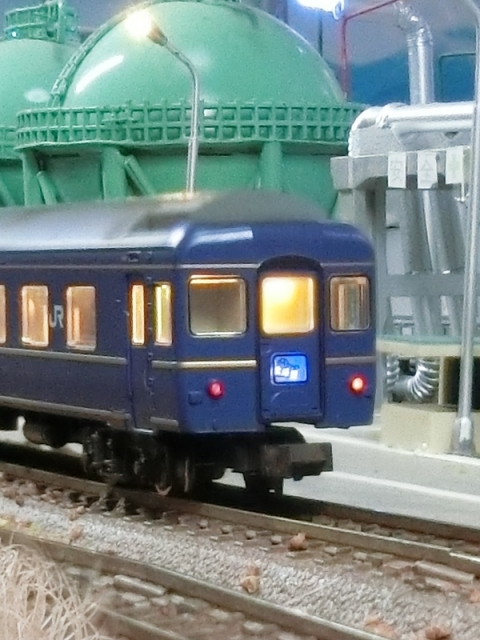 JR 24系25形特急寝台客車(北斗星・JR北海道仕様)とJR EF81形電気