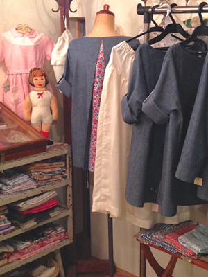 デニム×ヴィンテージファブリックの服コーナー