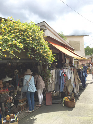 クリニャンクールの小路沿いの店