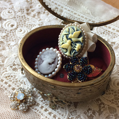 glycineさんの人形用ブローチ
