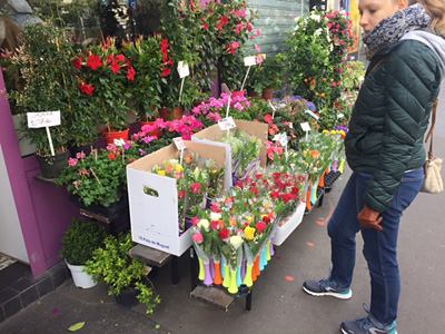 パリの街角の花屋