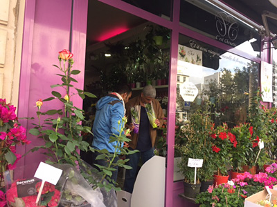 パリの街角の花屋