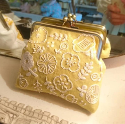 糸とも さんの刺繍がま口ポーチ