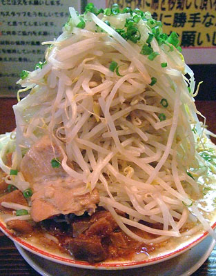 ラーメン無限大 津田沼店の ホルモン麺 しょうゆ ヤサイ すってんぱれ